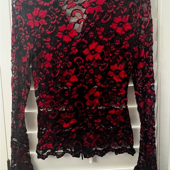 Beautiful sheer lace top with classy features - Picture 2 of 7